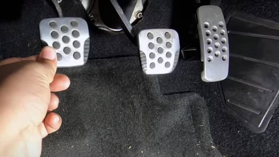 Ilustrasi pedal kopling pada mobil (91wheels.com)
