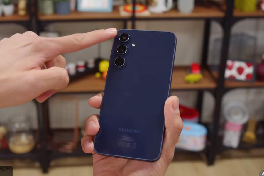 potret Samsung Galaxy A55 (dok. youtube.com/ GSMArena Official)