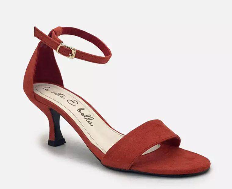 La Vita E Bella Blanche Ankle Strap Kitten Heels Wanita Velvet Suede LV 2006 (zalora.co.id/La Vita e Bella)