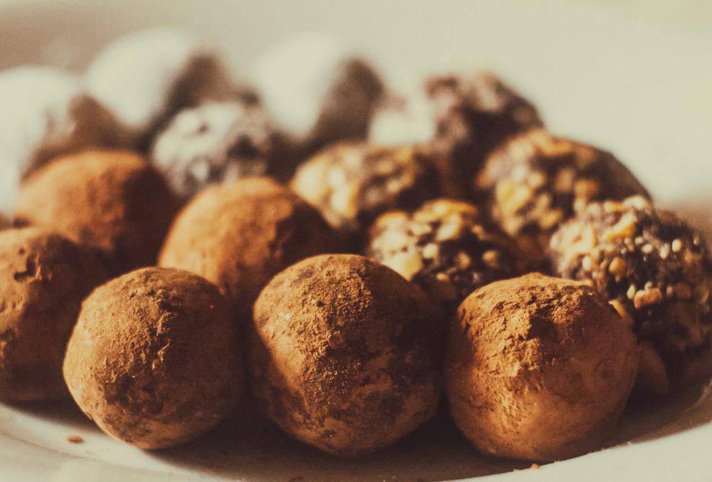 ilustrasi almond chocolate truffle (pixabay.com/katetsib)