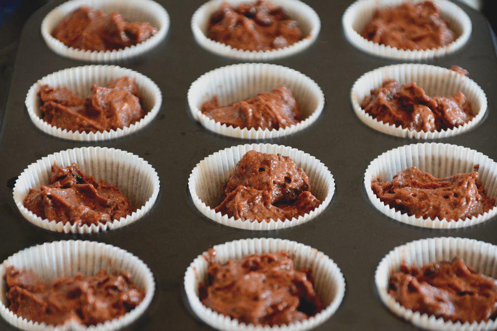 ilustrasi menuang adonan muffin ke cetakan (pixabay.com/congerdesign)