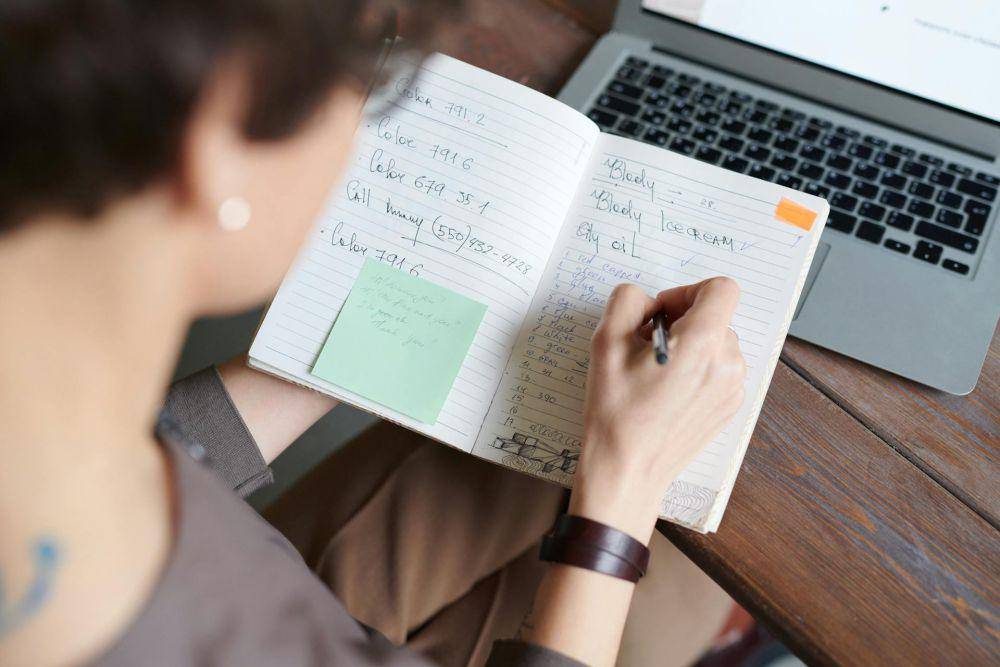 ilustrasi menulis to do list(pexels.com/fauxels)