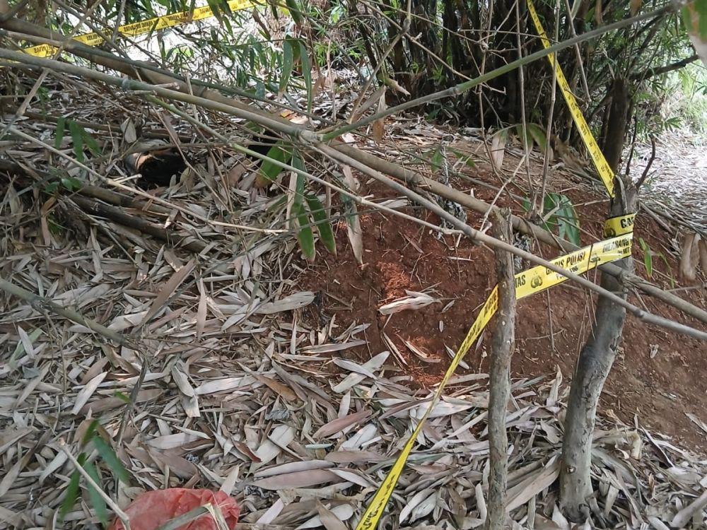 TKP penemuan granat dalam toples di Bekasi. (Dokumen Polsek Jatiasih)