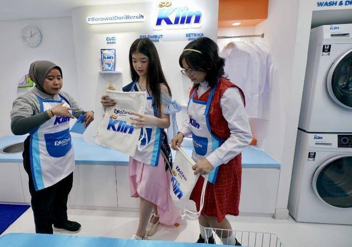 Anak-anak saat belajar menjadi staf penatu di KidZania Surabaya. (Dok. Wings Surya)