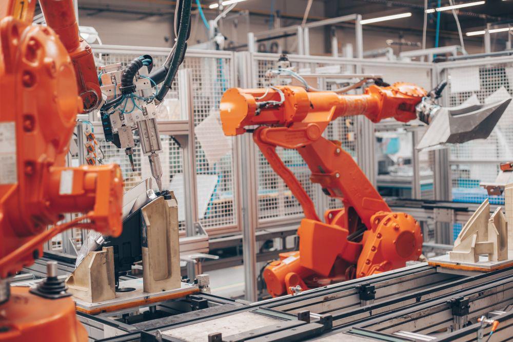 Ilustrasi robot di manufaktur (123rf.com/khaligo)
