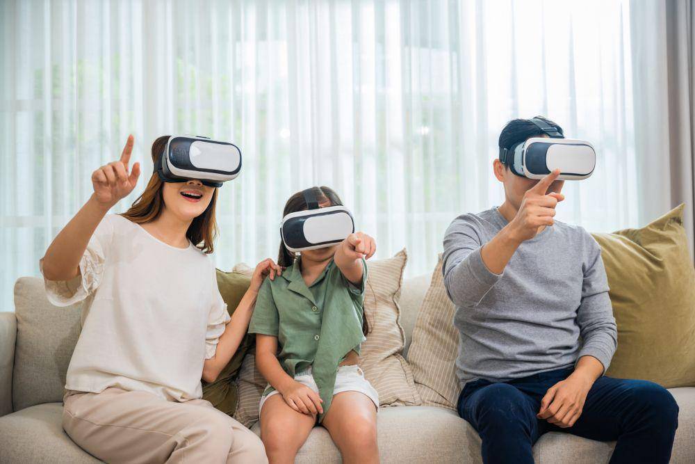 Ilustrasi penggunaan VR (123rf.com/sorapop)