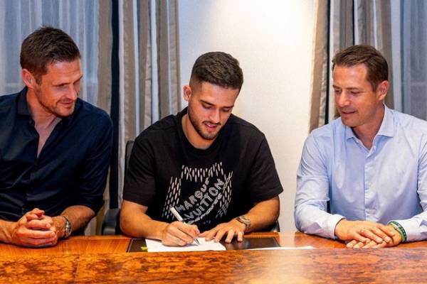 potret Yan Couto (tengah) saat diperkenalkan sebagai pemain baru Borrusia Dortmund. (instagram.com/ caastellarbrazil's profile picture caastellarbrazil and yan.couto)