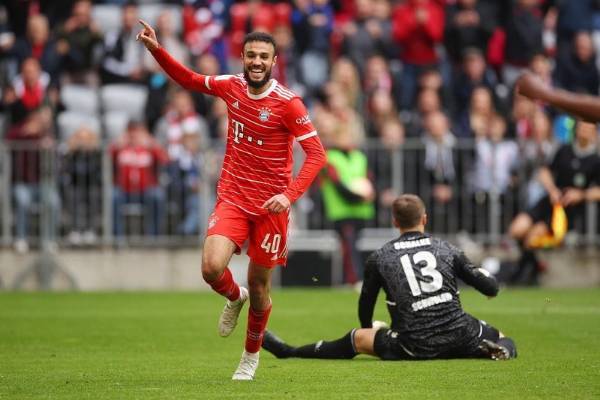 potret Noussair Mazraoui (baju merah) melakukan selebrasi saat masih membela Bayern Munich. (instagram.com/nousmaz97)
