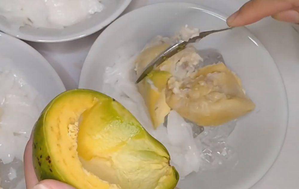 menata potongan alpukat pada mangkuk (youtube.com/Dapur SiTeteh)