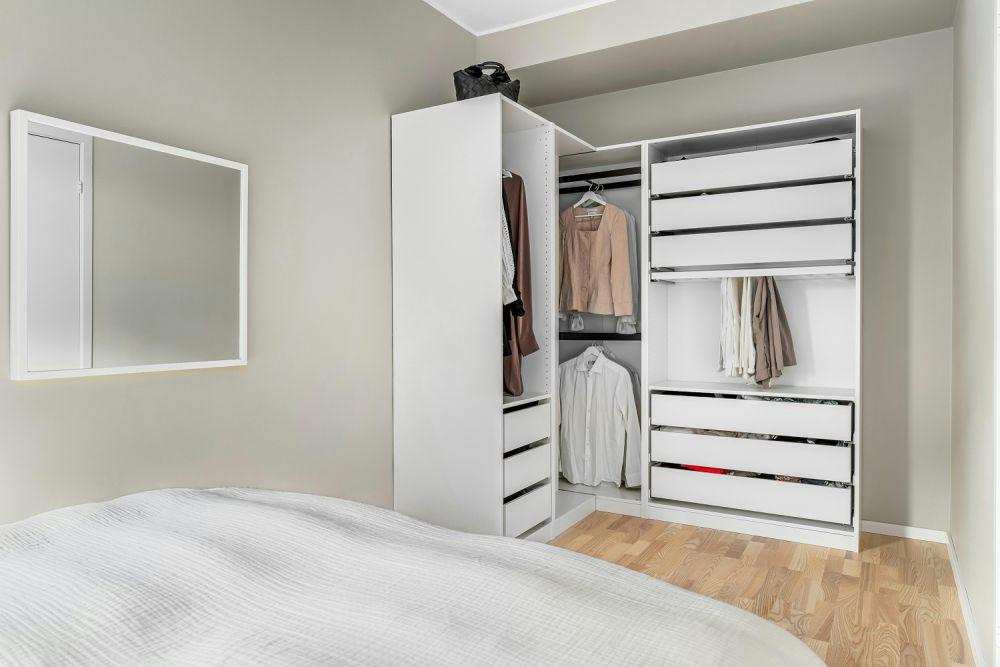 inspirasi closet semi terbuka (unsplash.com/@alextyson195)