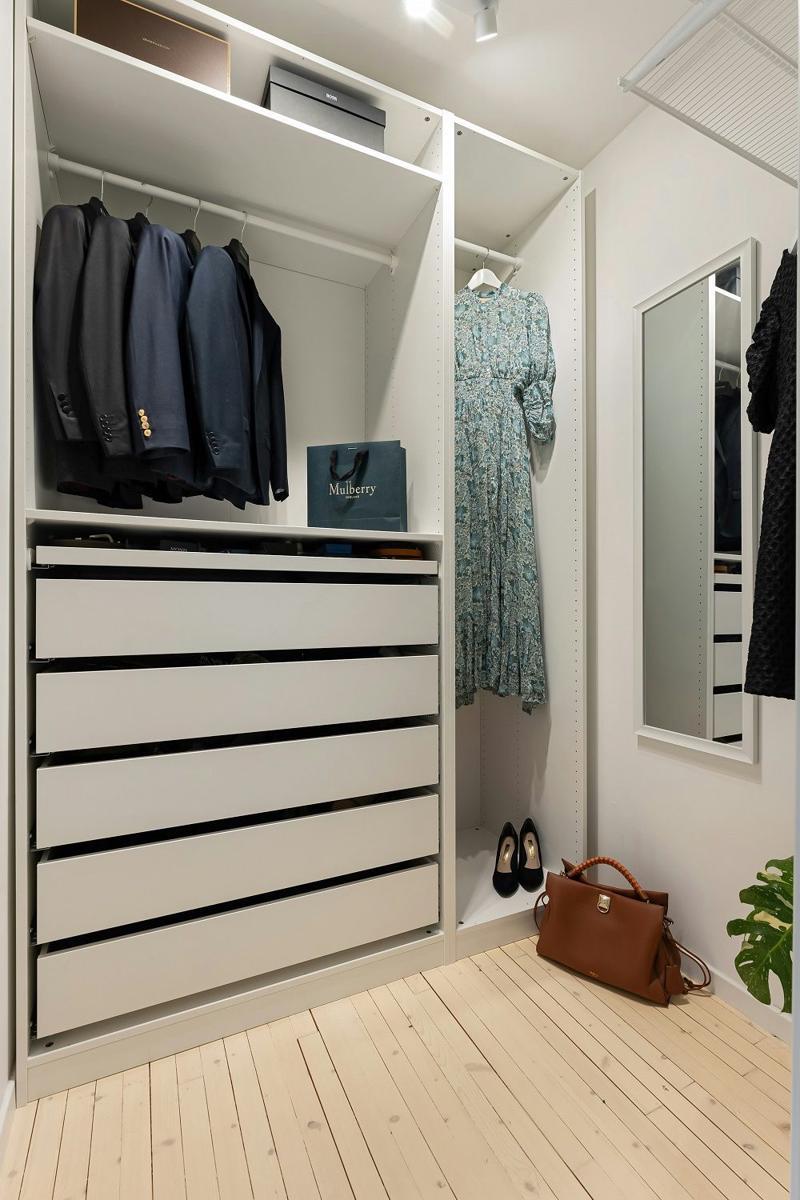inspirasi closet semi terbuka (unsplash.com/@alextyson195)