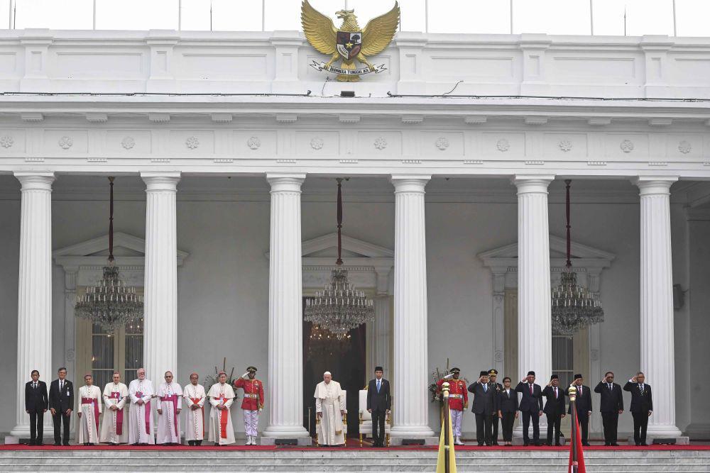 Presiden Joko Widodo (kesepuluh kanan) bersama Pemimpin Takhta Suci Vatikan Sri Paus Fransiskus (kesepuluh kiri) mengikuti upacara penyambutan kunjungan kenegaraan Paus di Istana Merdeka, Jakarta, Rabu (4/9/2024). (ANTARA FOTO/Muhammad Adimaja)