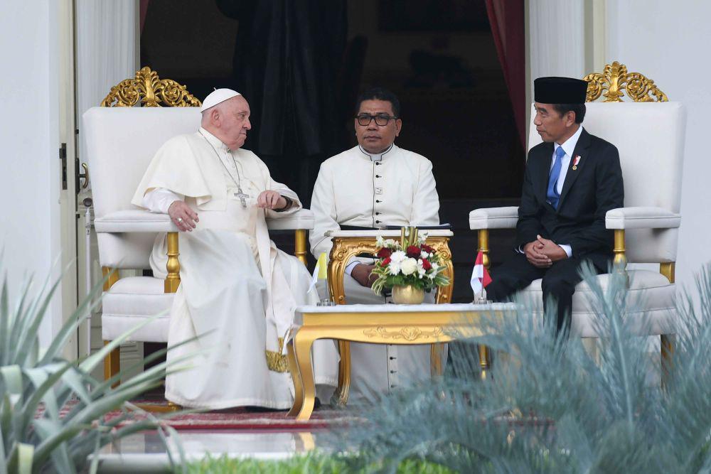 Alasan Jokowi Tak Jamu Paus di Istana Bogor: Pertimbangan Usia