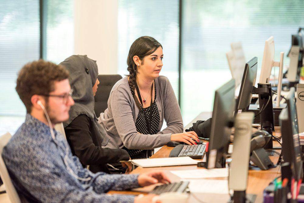 ilustrasi orang bekerja di kantor dengan tenang (unsplash.com/Arlington Research)