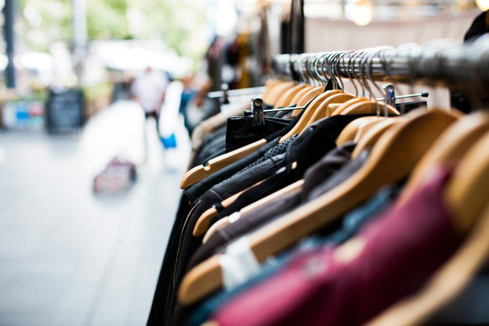 ilustrasi thrift shop (unsplash.com/@artificialphotography)