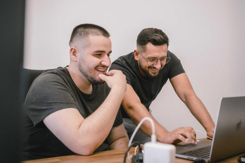 ilustrasi dua pria sedang bercanda di kantor (unsplash.com/Azwedo L.LC)