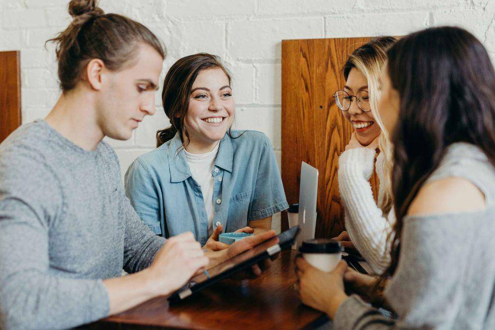 ilustrasi kumpulan orang sedang bercanda di kantor (unsplash.com/Brooke Cagle)