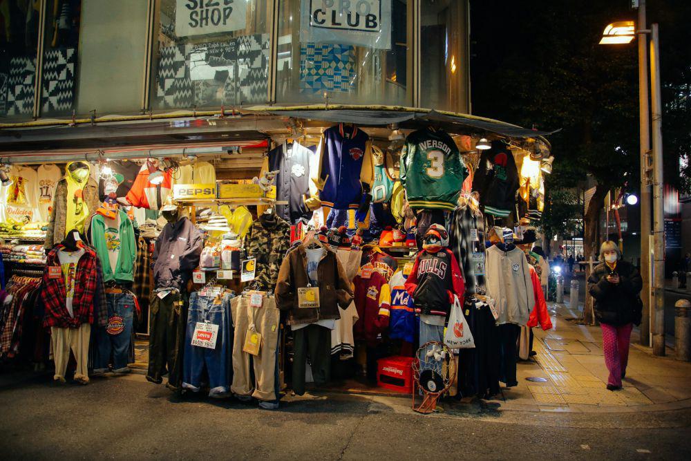 ilustrasi thrift shop (unsplash.com/@chloeevans)