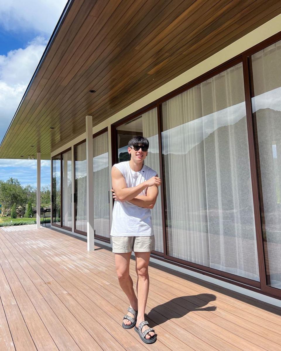 potret outfit pantai ala Gap Jakarin (instagram.com/gapjakarin)