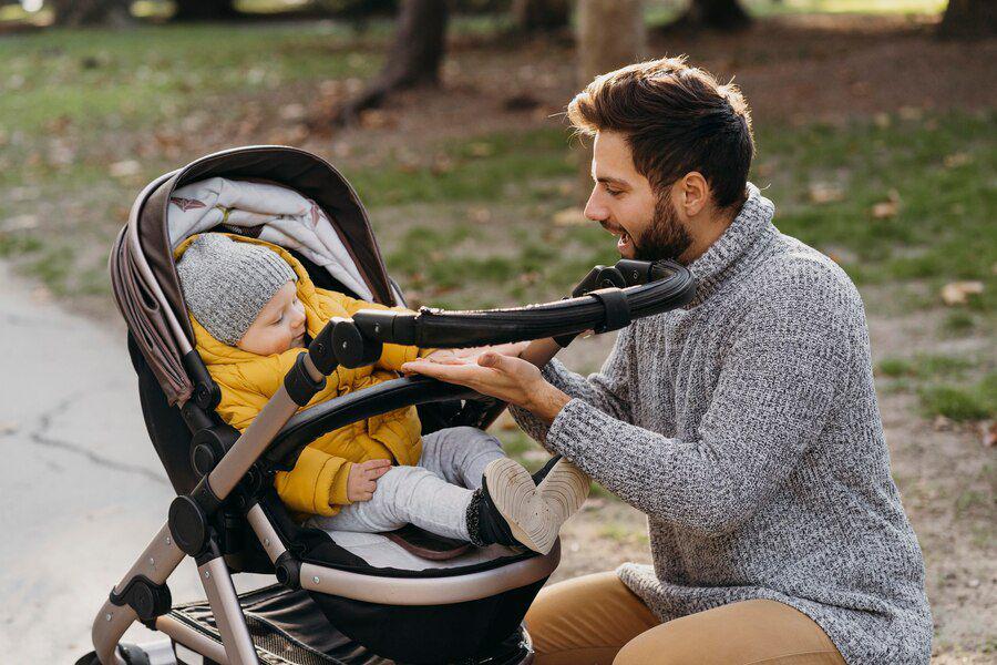 Ilustrasi stroller bayi. (freepik.com)