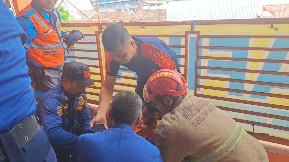 Proses evakuasi buruh tersengat listrik (IDN Times/Siti Fatimah)