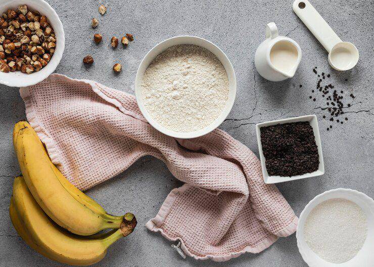 ilustrasi bahan banana chocolate chip muffin (freepik)