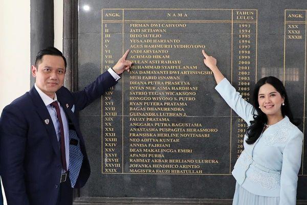 7 Potret Annisa Pohan Dampingi AHY Nostalgia Kunjungi SMA-nya