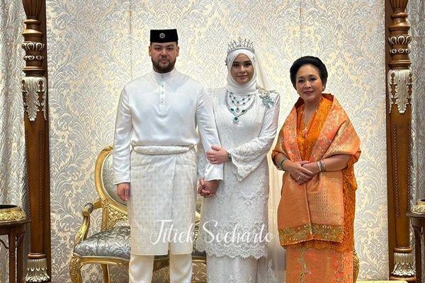 7 Potret Titiek Soeharto di Pernikahan Putri Kerajaan Pahang Malaysia