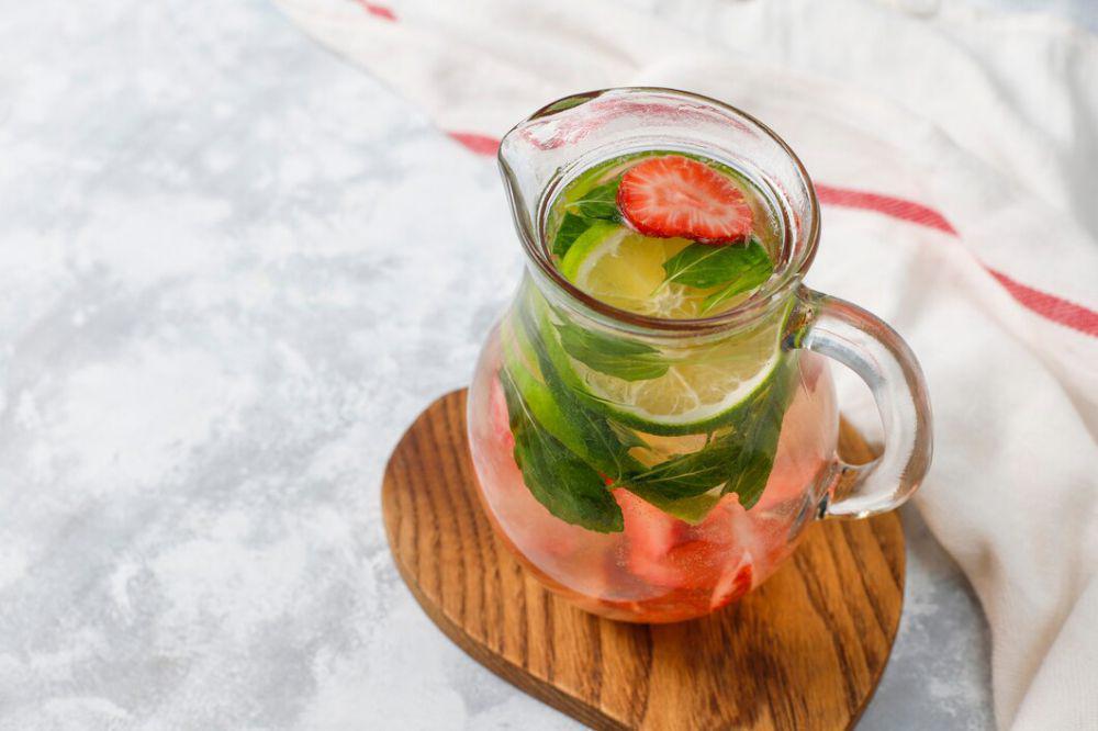 ilustrasi infused water (freepik.com/azerbaijan_stockers)