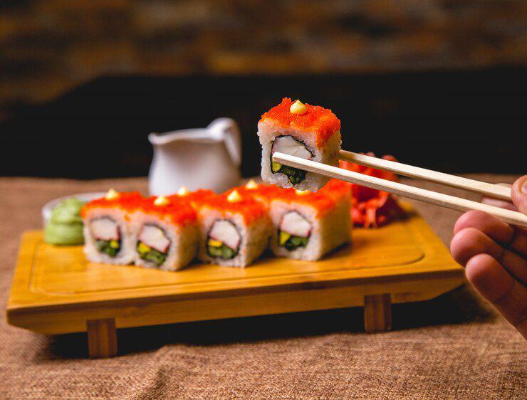 Ilustrasi sushi roll (freepik.com/stockking)