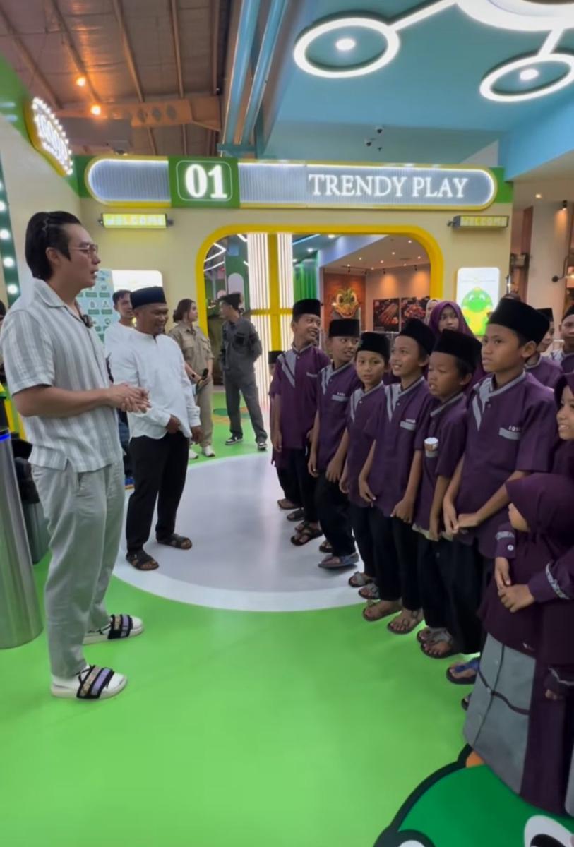 potret Baim Wong dan para anak yatim-dhuafa. (instagram.com/baimwong)