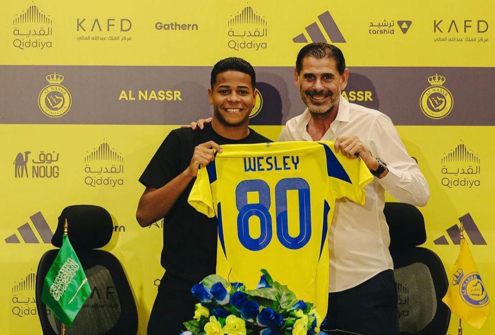 Wesley (kiri) saat diperkenalkan sebagai pemain baru Al-Nassr. (instagram.com/alnassr)