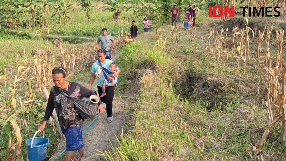Demi Setetes Air Bersih, Warga Ngawi Harus Keluar Masuk Hutan