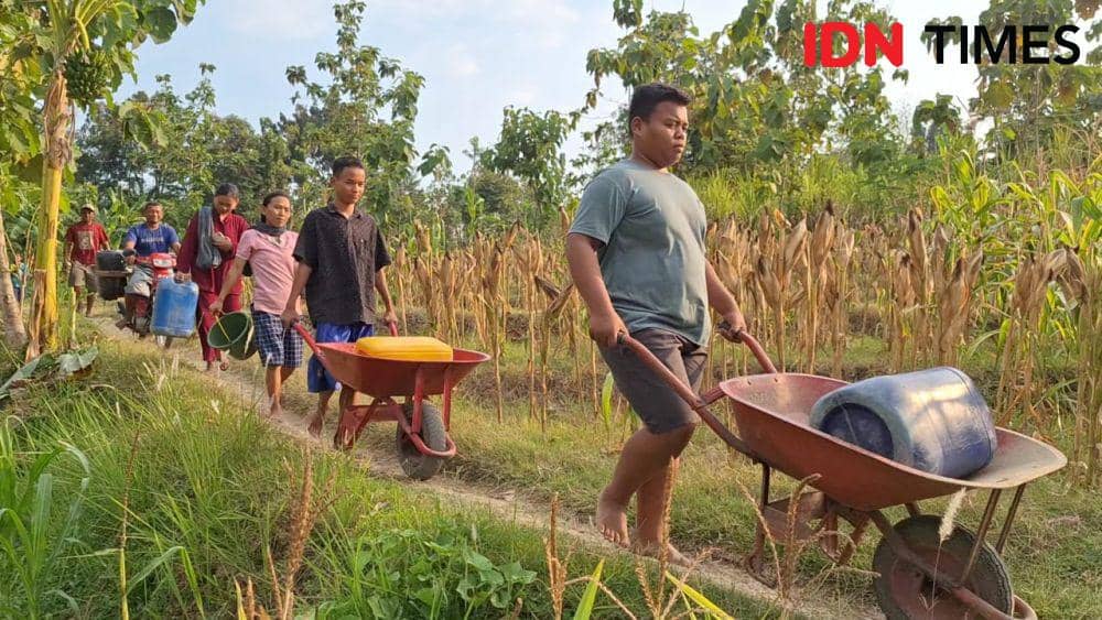 Potret warga Desa Gunungsari, Kecamatan Kasreman Kabupaten Ngawi untuk mendapatkan air bersih di musim kemarau. IDN Times/ Riyanto.
