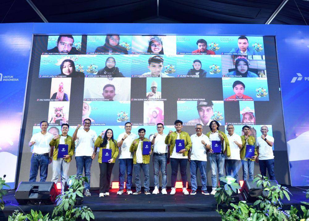 Komisaris Utama Pertamina Simon Aloysius Mantiri, Direktur SDM Pertamina Persero Erry Sugiharto dan President Pertamina Foundation Agus Mashud secara simbolis memberikan Beasiswa Pertamina Sobat Bumi Tahun 2024 di Universitas Pertamina, Jakarta, pada Rabu (4/9). (Dok. Pertamina)