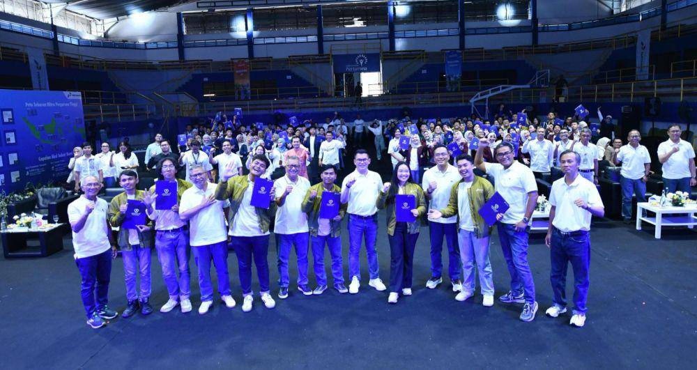 Komisaris Utama Pertamina Simon Aloysius Mantiri, Direktur SDM Pertamina Persero Erry Sugiharto dan President Pertamina Foundation Agus Mashud beserta manajemen berfoto bersama dengan mahasiswa diacara Welcoming Awardee Beasiswa Pertamina Sobat Bumi Tahun  2024, pada Rabu (4/9) di Universitas Pertamina Simprug. (Dok. Pertamina)