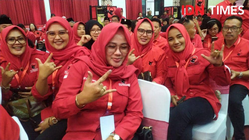 Sejumlah perempuan yang jadi kader PDIP mengacungkan salam metal saat foto bersama. (IDN Times/Fariz Fardianto)