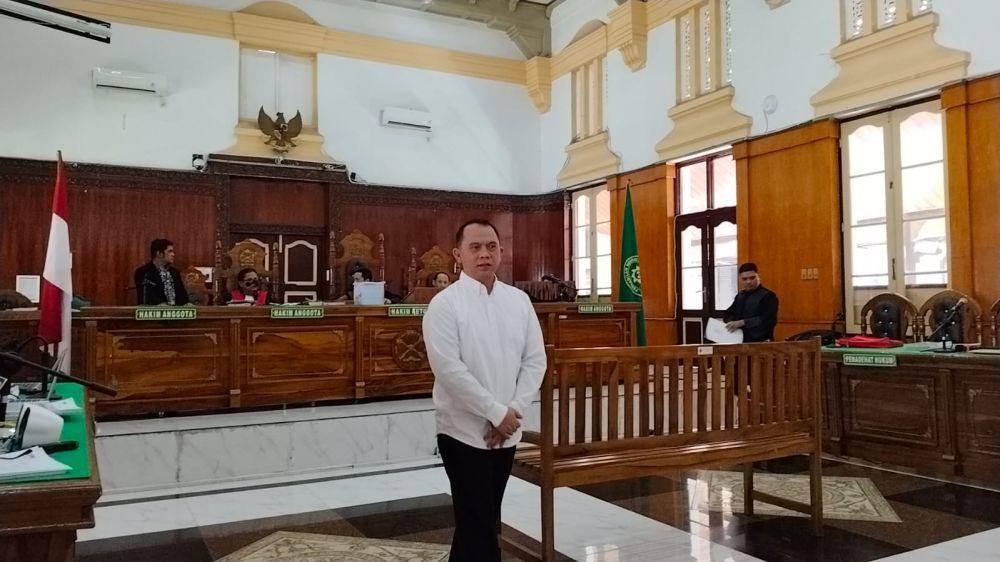Bupati Labuhanbatu Nonaktif Erik Adtrada Ritonga saat menjalani sidang (dok.istimewa)