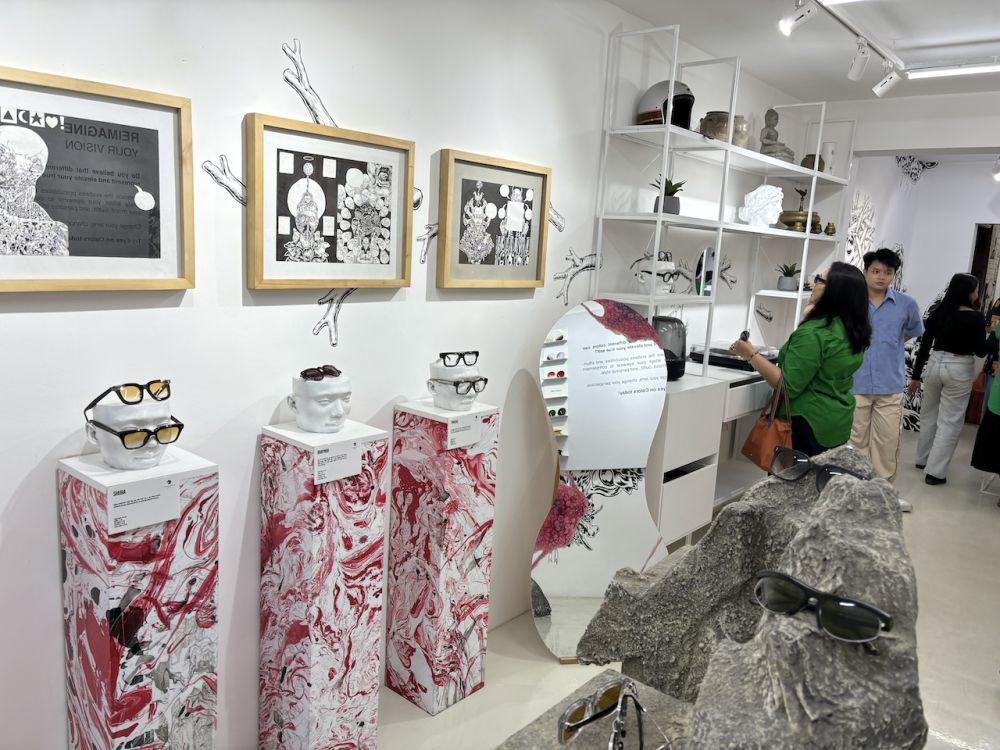 Pameran seni rupa kolaborasi seniman, Nano Warsono dan Vherkudara Spirit. (IDN Times/Herlambang Jati Kusumo)