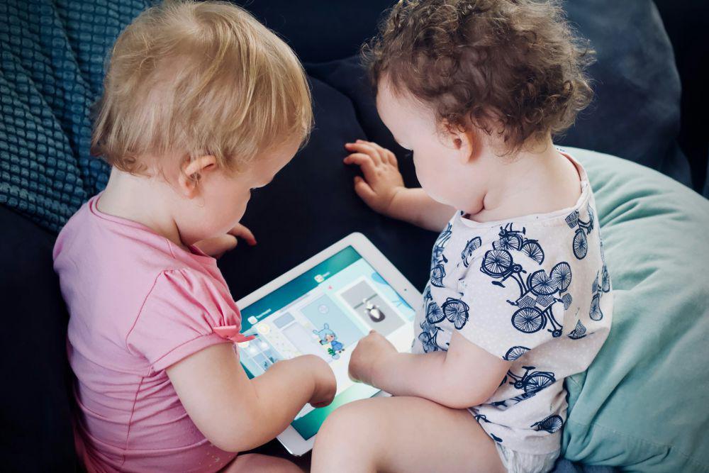 ilustrasi anak yang bermain gadget (unsplash.com/Jelleke Vanooteghem)