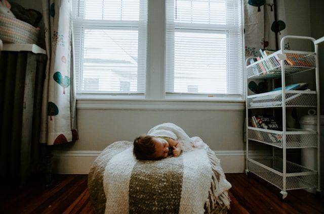 ilustrasi bayi sedang tertidur (unsplash.com/Kelly Sikkema)