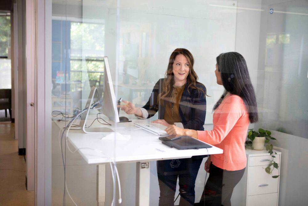 ilustrasi dua wanita sedang berbicara di kantor (unsplash.com/LinkedIn Sales Solutions)