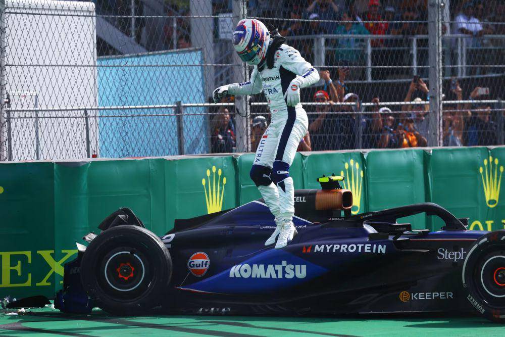Logan Sargeant keluar dari mobilnya usai terlibat insiden dengan Kevin Magnussen di GP Miami 2024. (formula1.com)