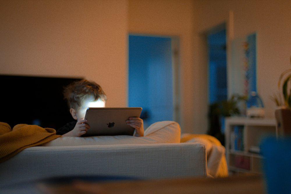 4 Cara Menjaga Kesehatan Mata Akibat Screen Time yang Berlebihan