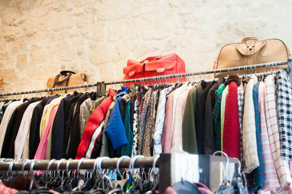 ilustrasi thrift shop (unsplash.com/@noemierssl)