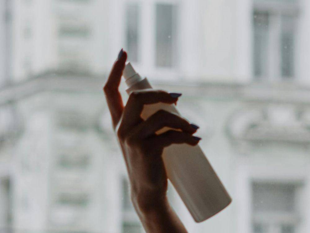 Ilustrasi glowy setting spray (pexels.com/cottonbrostudio)