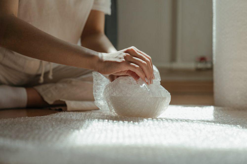 ilustrasi mengemas barang dengan bubble wrap (pexels.com/cottonbro studio)