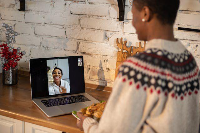 ilustrasi sedang video call (pexels.com/KATRIN BOLOVTSOVA)