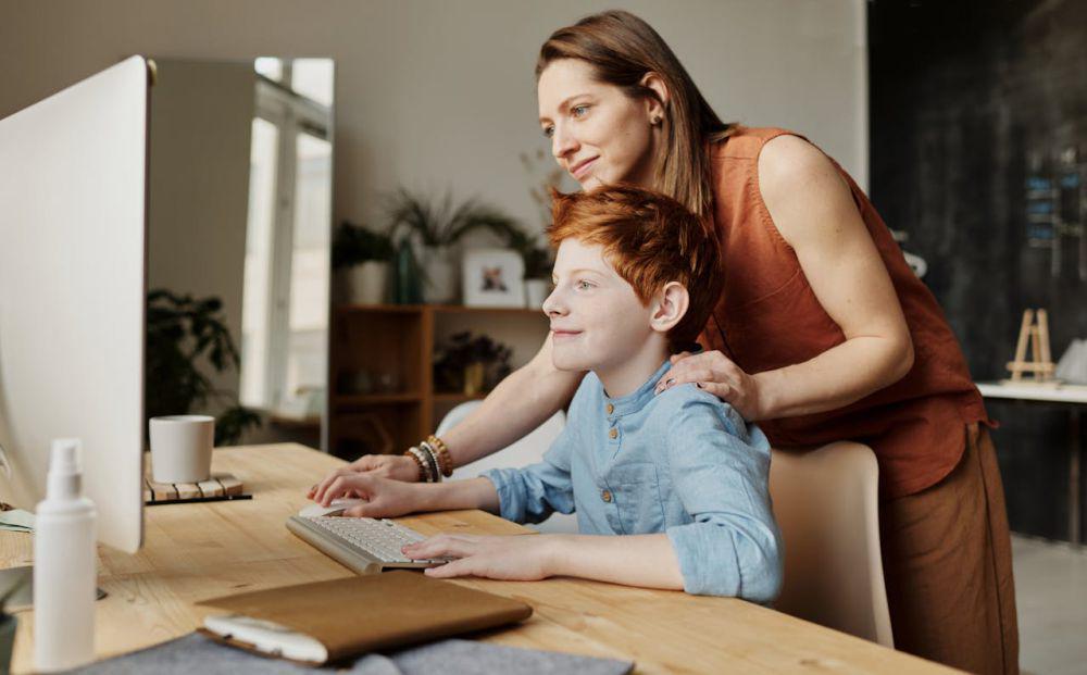 4 Tantangan Parenting di Era Digital dan Cara Menghadapinya