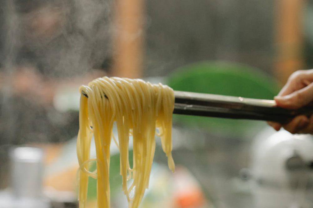 ilustrasi memasak mi jangan terlalu lama (pexels.com/Klaus Nielsen)